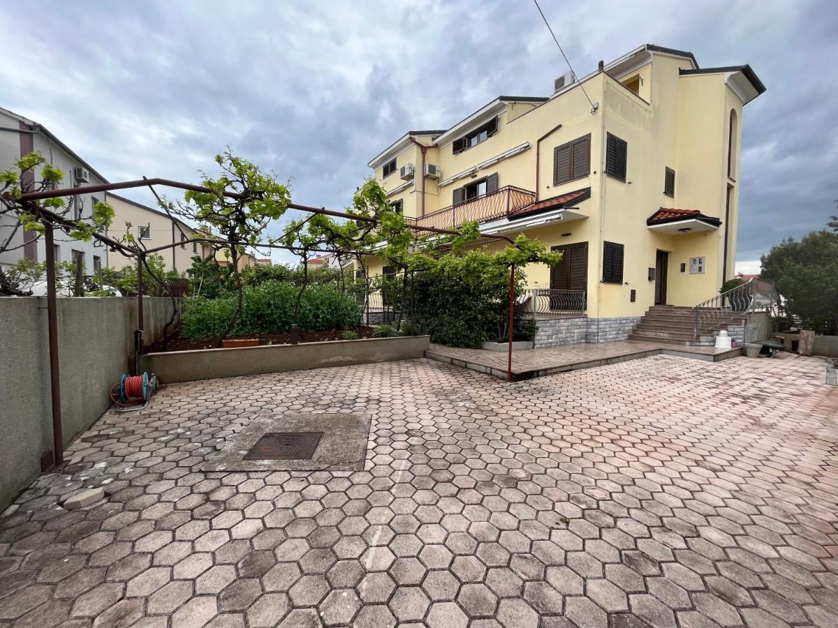 Holiday Apartments Sonne Ровин Екстериор снимка